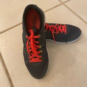 Nike women jogging shoes, size 7, very good conditions.